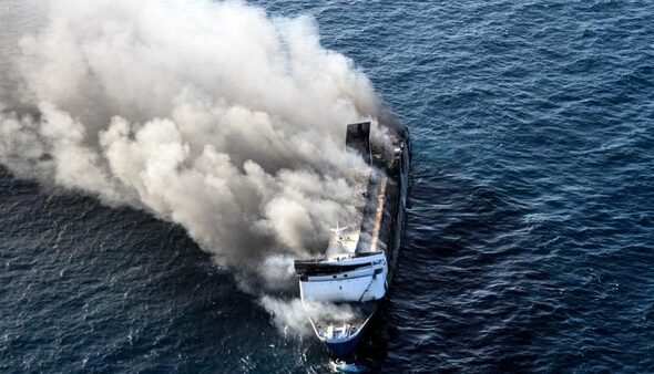 km-mutiara-sentosa-2-terbakar-ratusan-penumpang-dievakuasi-dari-laut-madura-1785671535416_169
