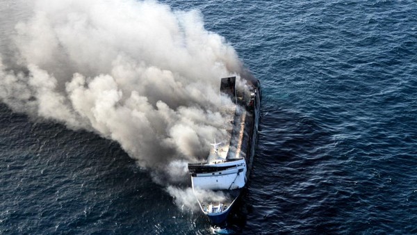 km-mutiara-sentosa-2-terbakar-ratusan-penumpang-dievakuasi-dari-laut-madura-1785671535416_169