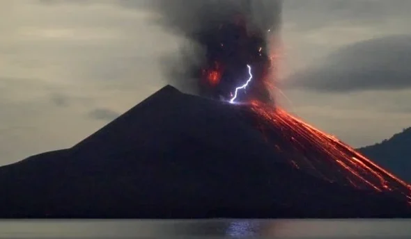 7-fakta-ilmiah-gunung-krakatau-yang-bikin-penghuni-bumi-ketakutan-sxu