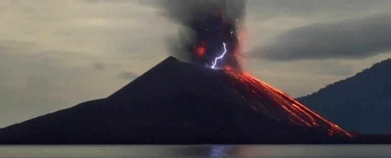 7-fakta-ilmiah-gunung-krakatau-yang-bikin-penghuni-bumi-ketakutan-sxu